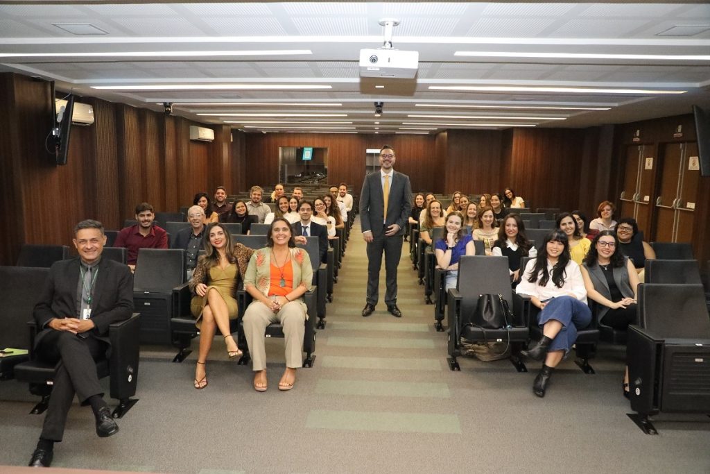 Palestra sobre Inteligência Artificial marca lançamento do podcast da Esdep/DPMG. Confira os episódios já disponíveis